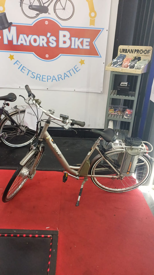 E-BIKE GIANT damesfeits 7 gaers with 3 months garantic 52cm
