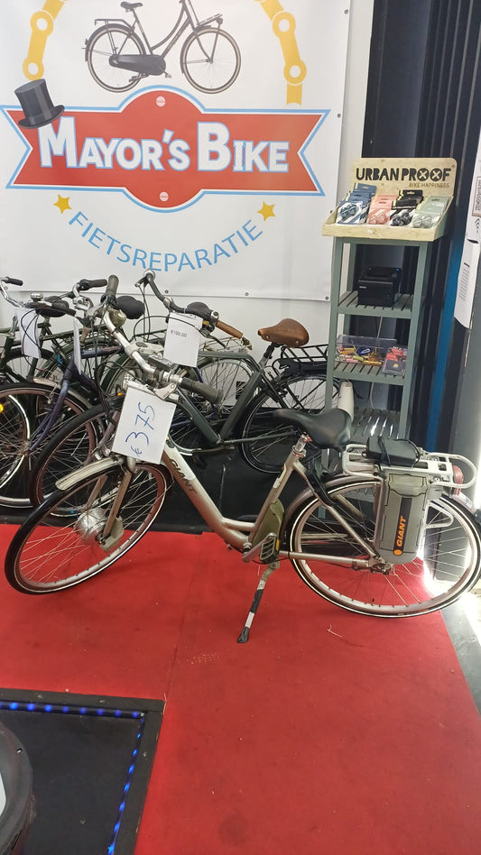 E-BIKE GIANT damesfeits 7 gaers with 3 months garantic 52cm